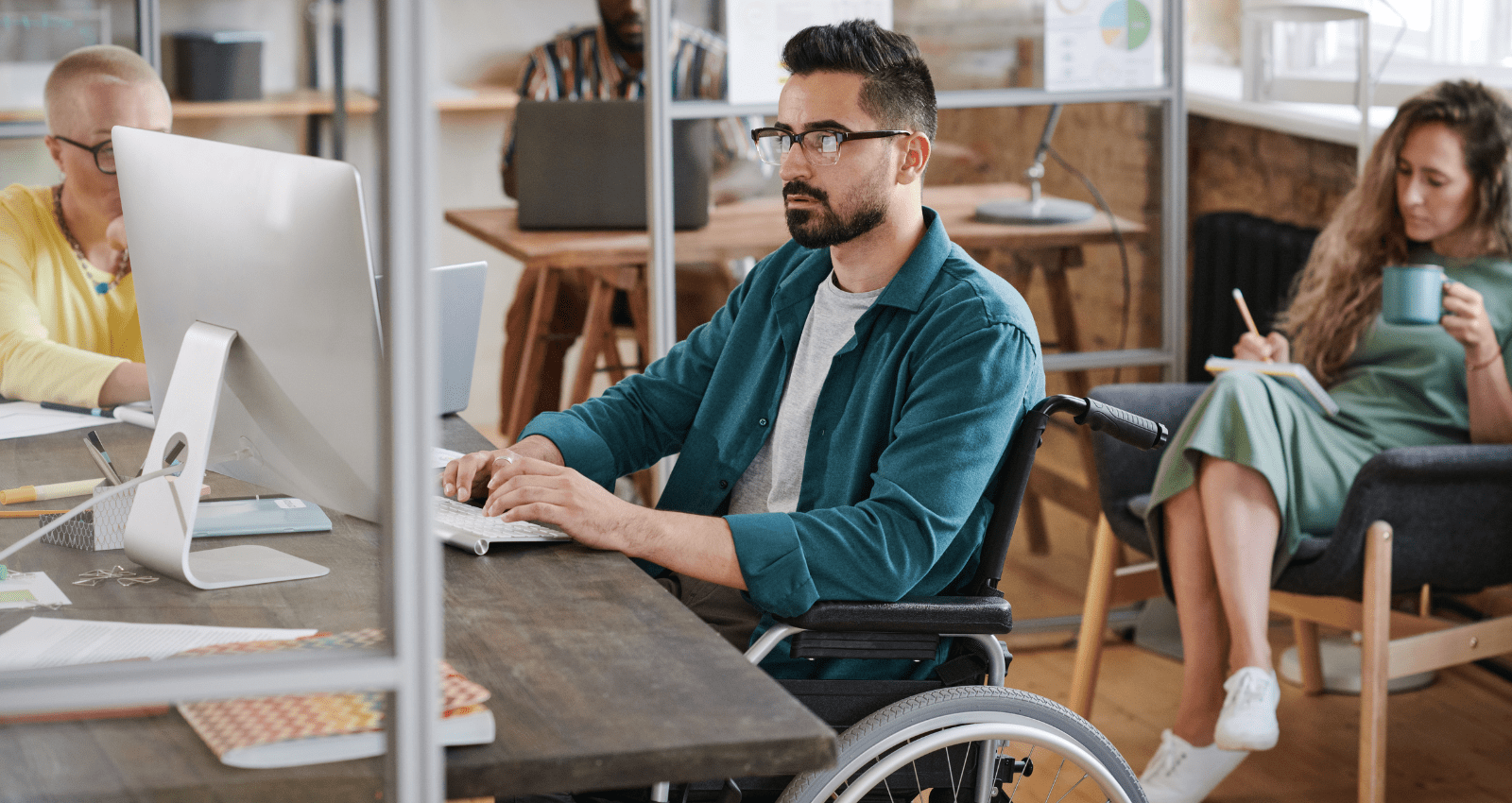 Accueil Nomawork avec comptoir abaissé, boucle à induction et cheminement sans obstacle