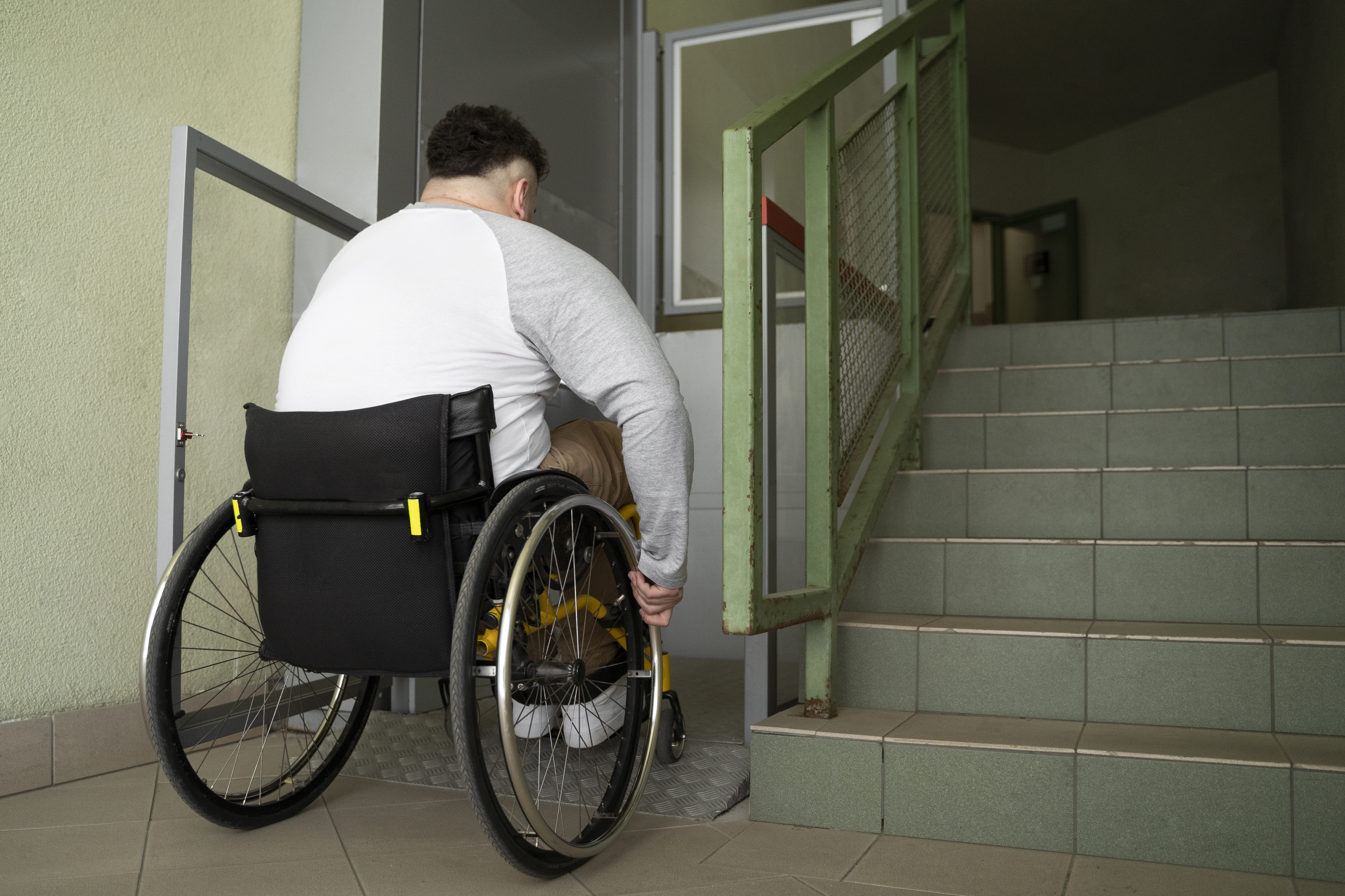 Sanitaires adaptés avec barres d’appui